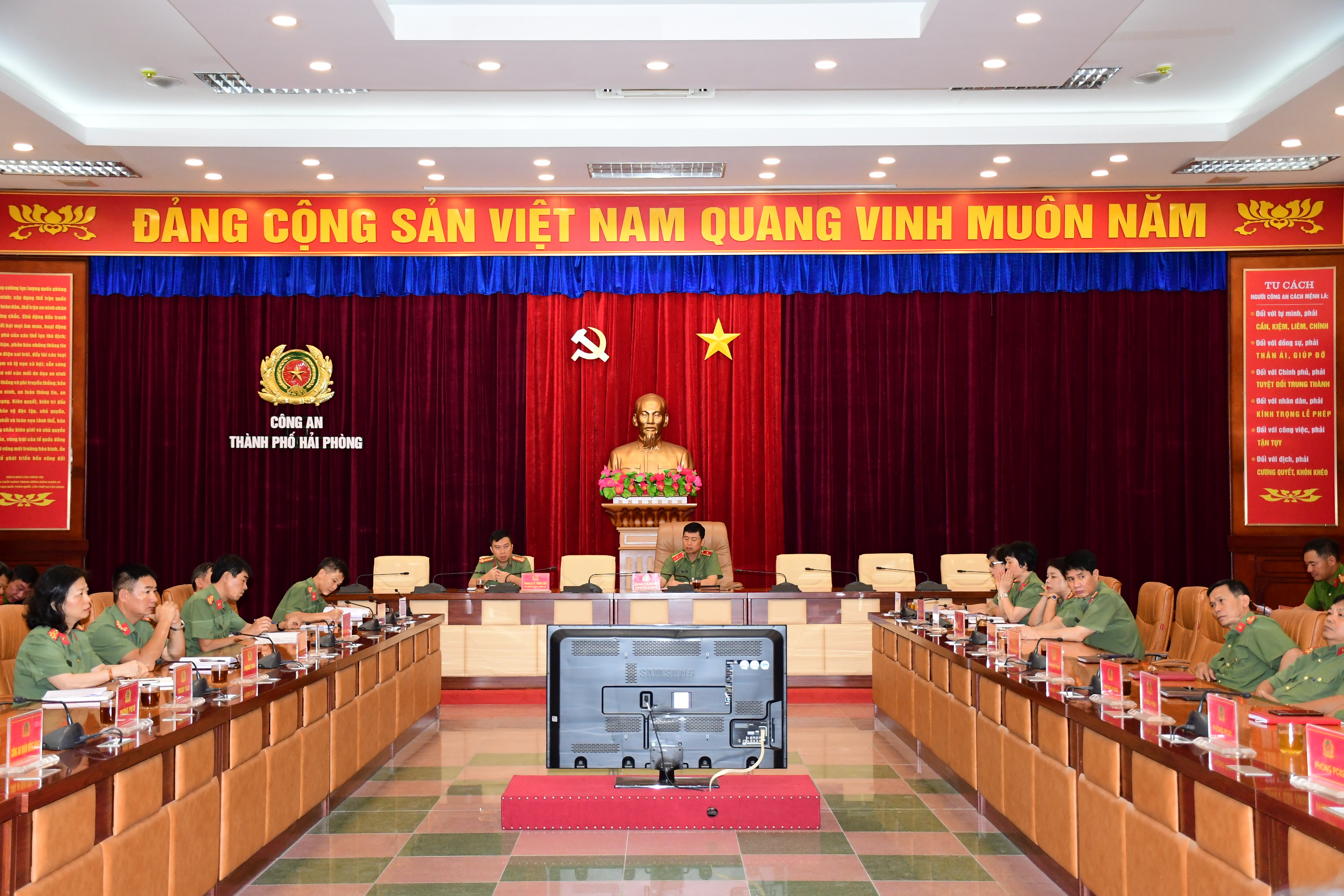 Hội thảo khoa học “75 năm CAND xây dựng, chiến đấu, trưởng thành và 15 năm Ngày hội toàn dân bảo vệ ANTQ”
